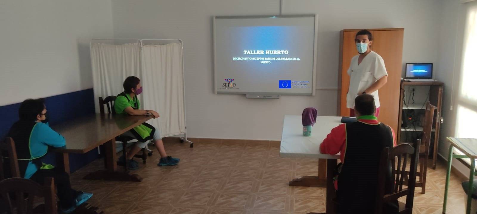 Los usuarios del centro ocupacional comienzan con el taller de huerto (2022)