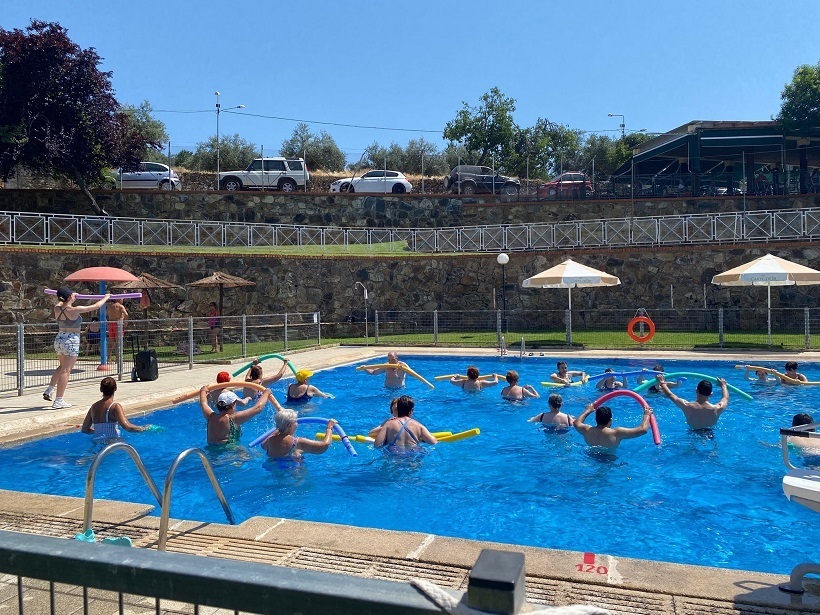 Trabajando la movilidad en la comunidad y participando en aquagym (2025) 2